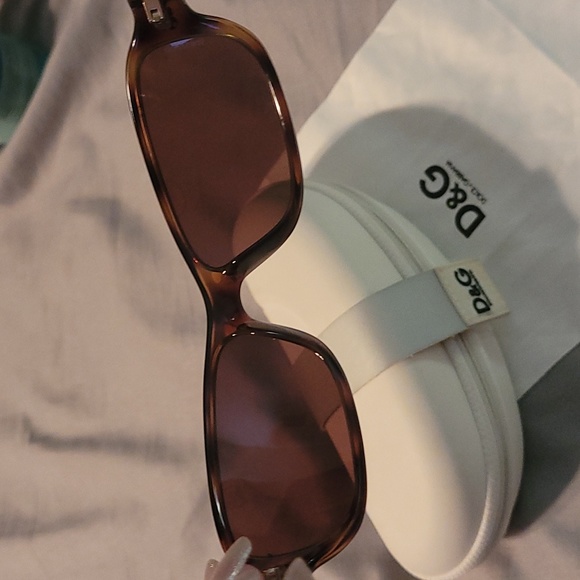 DOLCE AND GABBANA SUNGLASS UNISEX WITH CASE AND CLOTH - Picture 6 of 8